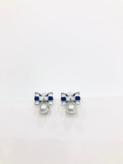 π BOW AND PEARL DELIGHT STUDS