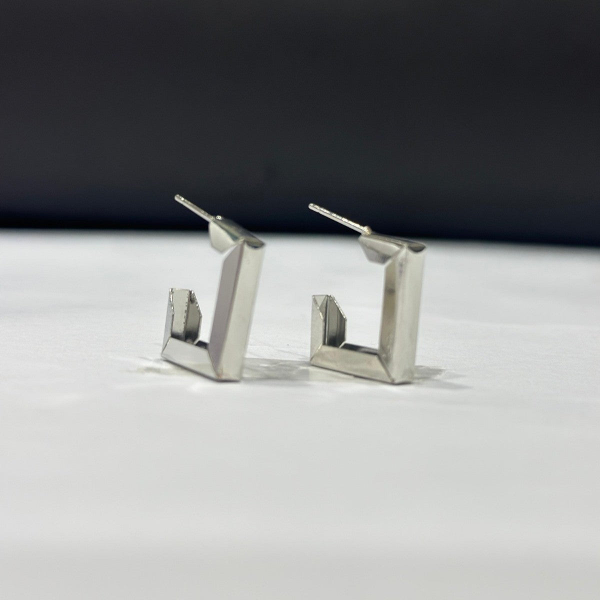 SCULPTED GEO-HOOP EARRINGS