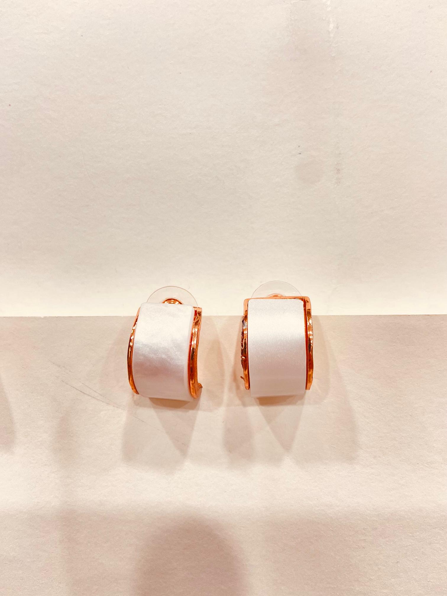 ELEGANT HALF HOOP STUD